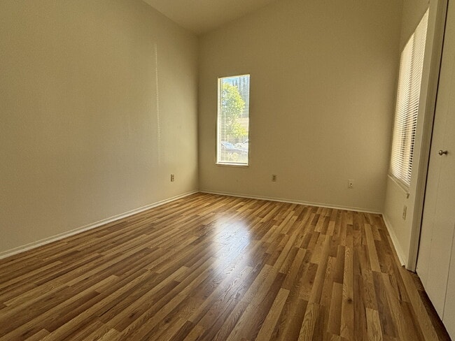 Building Photo - 2 Bedroom Townhouse Available NOW!