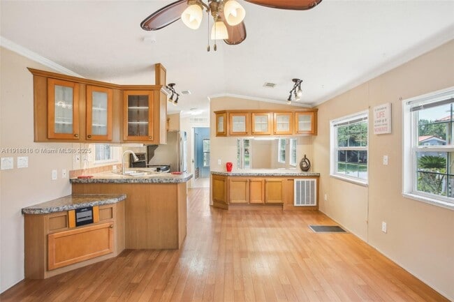 Building Photo - 6621 La Mesa Rd