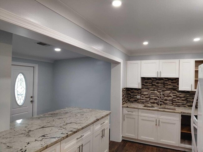 Building Photo - 785 Balfrey Dr S