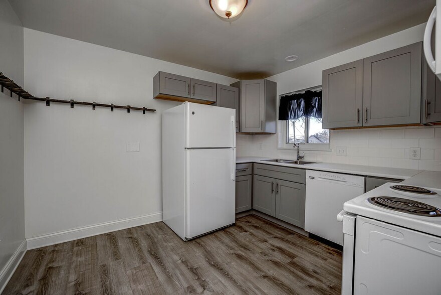 Building Photo - 4146 South Ave