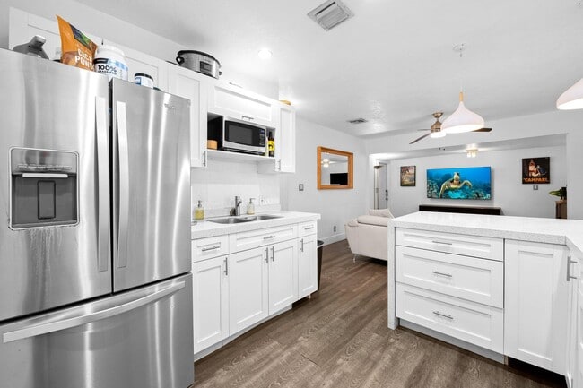 Building Photo - 1140 SW 9th Ave