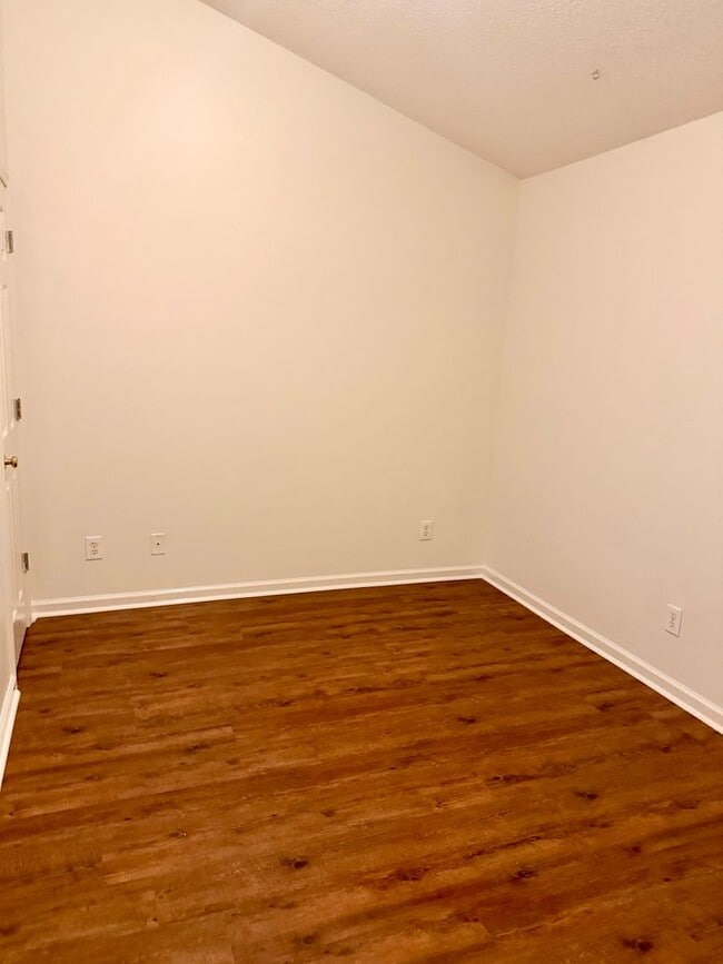 Building Photo - 8617 Inverness Dr