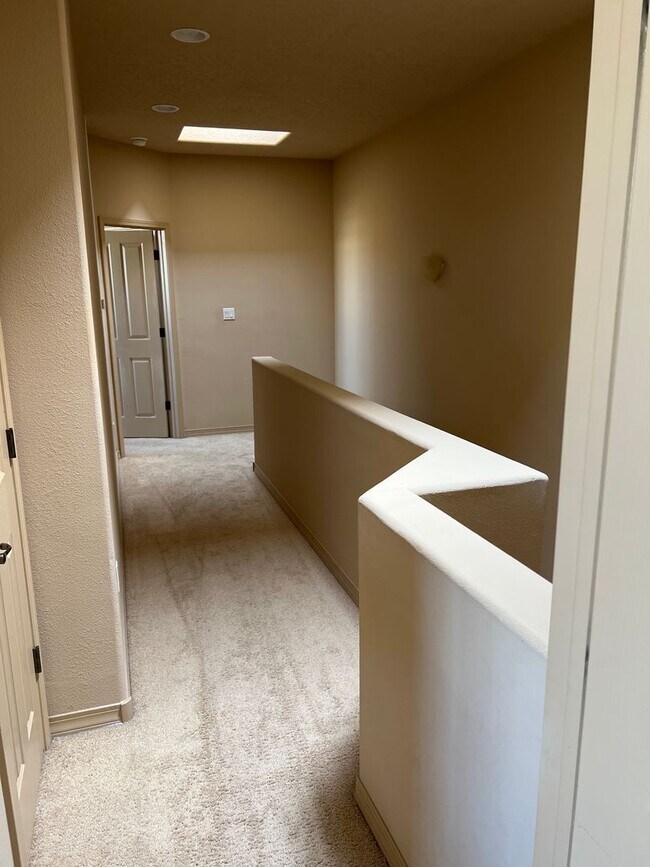 Building Photo - Desert Ridge 2/BD 2.5/BA 1/CG 1500/sf Townhouse