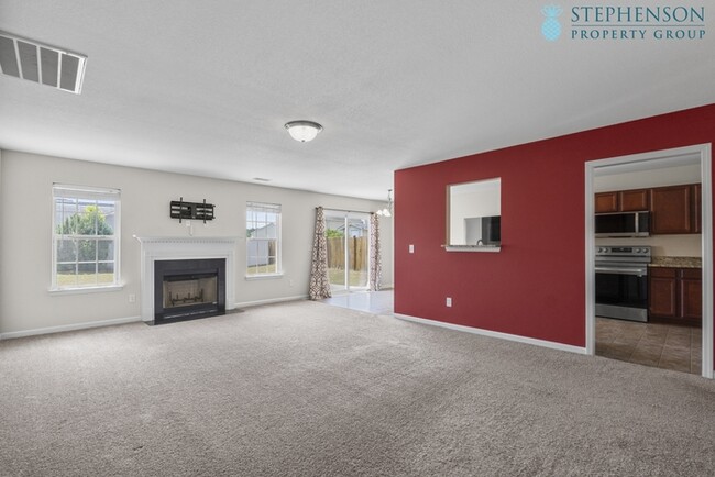 Building Photo - Freshly Remodeled 5 Bedroom with Primary B...