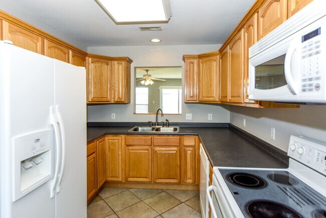 Building Photo - Maryville City 37801 - Very nice updated 2 bedroom, 1.5 bath townhome - Contact Troy Adams (865) ...