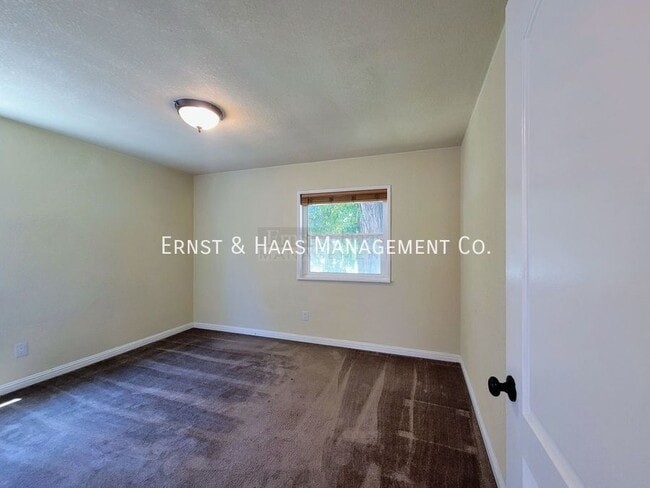 Building Photo - 15132 S Frailey Ave