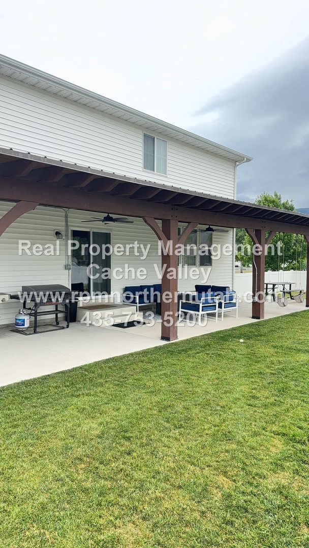 Building Photo - Stunning 5 bedroom home with office in Nibley! Available beginning of August!