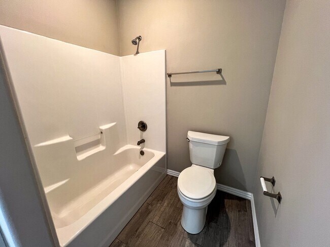 Building Photo - Spacious 3 Bedroom/2 Bathroom Chaffee Cros...