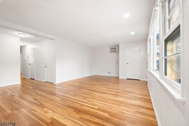 Building Photo - 19 Cooper Dr