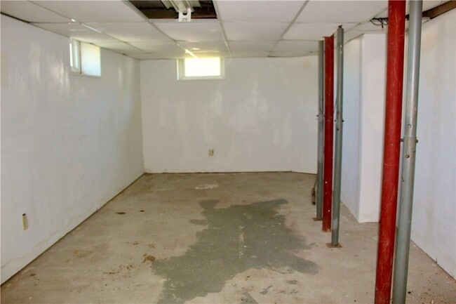 Building Photo - 204 Lewis St