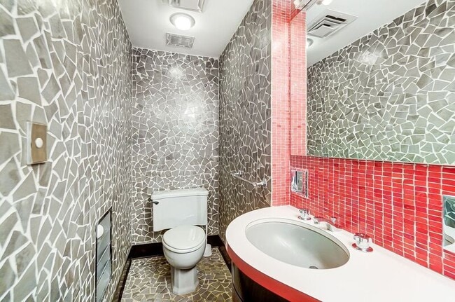 Building Photo - 2881 Observatory Ave