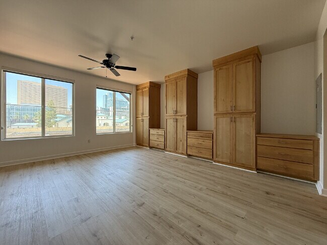 Building Photo - Penthouse Loft in Prime Downtown Location!