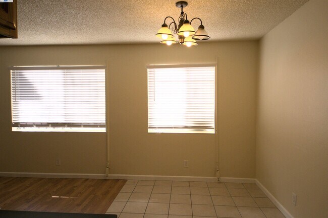 Building Photo - 1214 Sycamore Dr