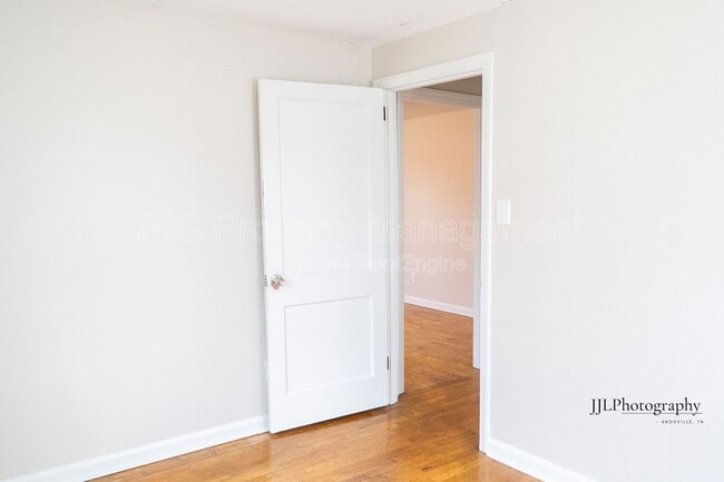 Building Photo - 716 E Oldham Ave