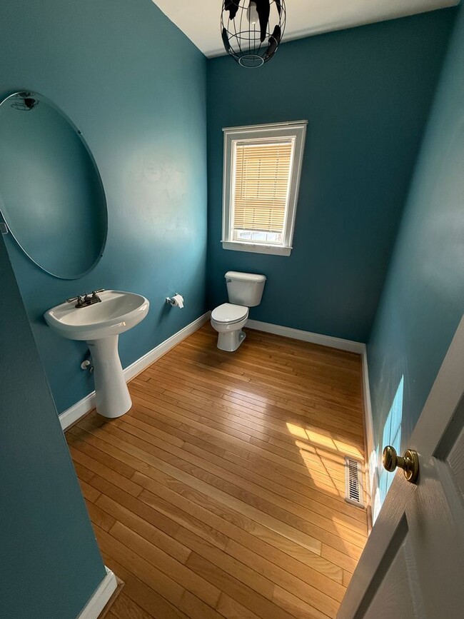 Building Photo - Large 4 Bedroom Home in Glen Allen