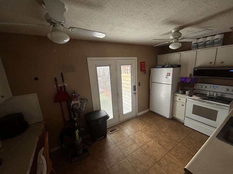 Kitchen - 946 Worthington Woods Blvd