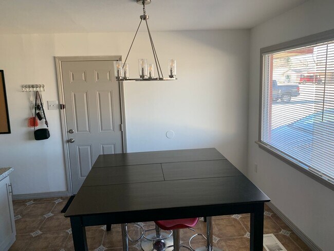 Building Photo - Pre Leasing for fall 2026! 3/2 in Medical District