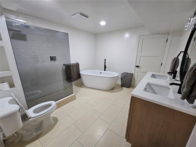 Building Photo - 10709 W River Rd