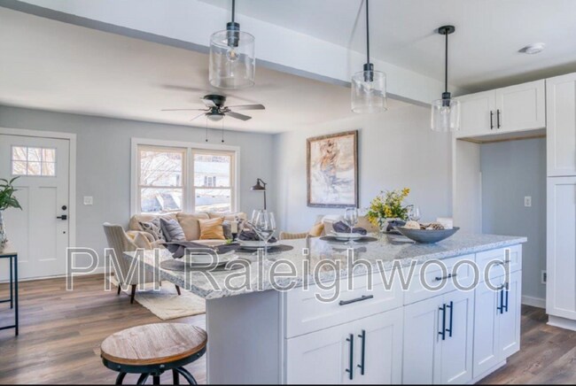 Building Photo - 2204 Emerson Pl