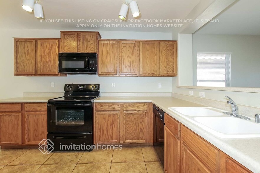 Building Photo - 9049 N 115th Dr