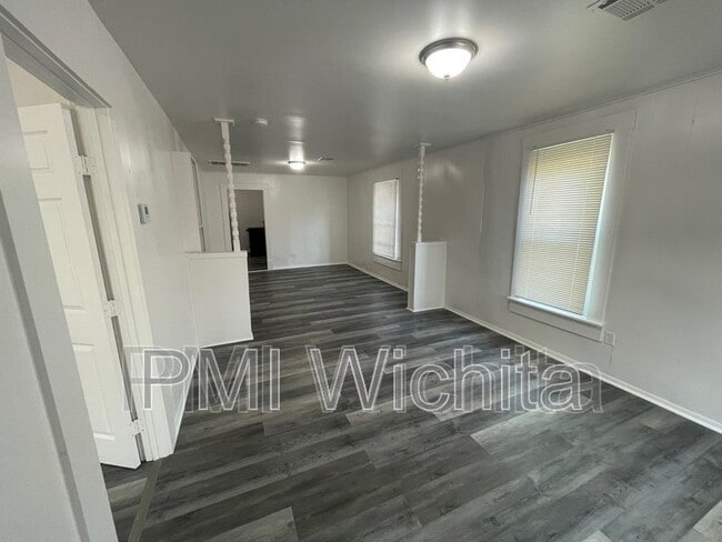 Building Photo - 202 N Ash St