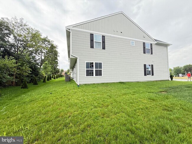 Building Photo - 613 Laurelwood Dr