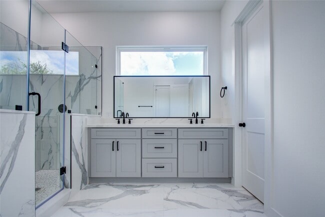 Building Photo - 3206 Live Oak St