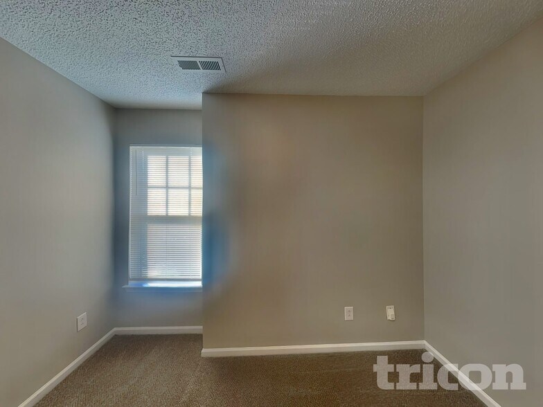 Building Photo - 445 Amir Cir