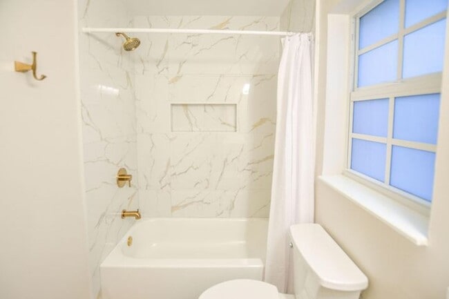 Building Photo - 226 Moccasin Trail W