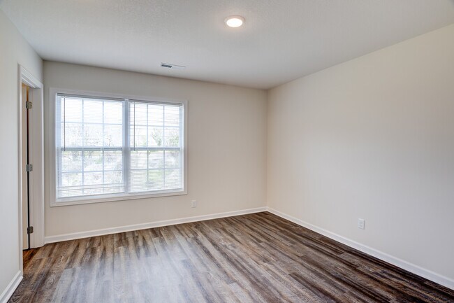 Building Photo - 318 Bogle St