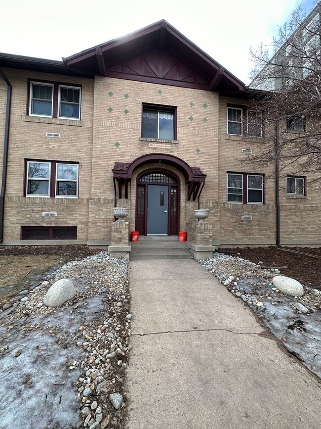 Building Photo - 1 Bedroom 1.5 Bathroom Apartment Steps Away From DU