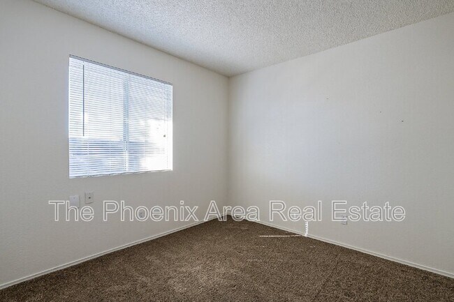 Building Photo - 2232 W Lindner Ave