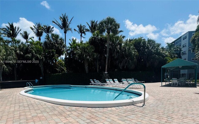 Building Photo - 1000 NE 14th Ave