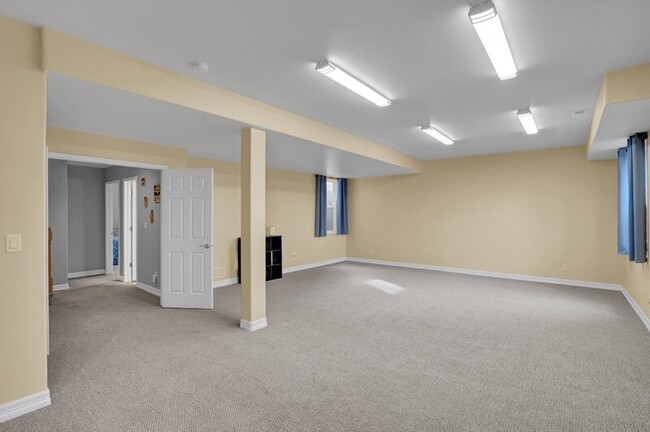 Building Photo - 10071 Clovercrest Dr