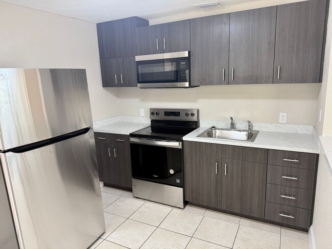 Building Photo - Fully Renovated and Modern 3/1 Available Now!