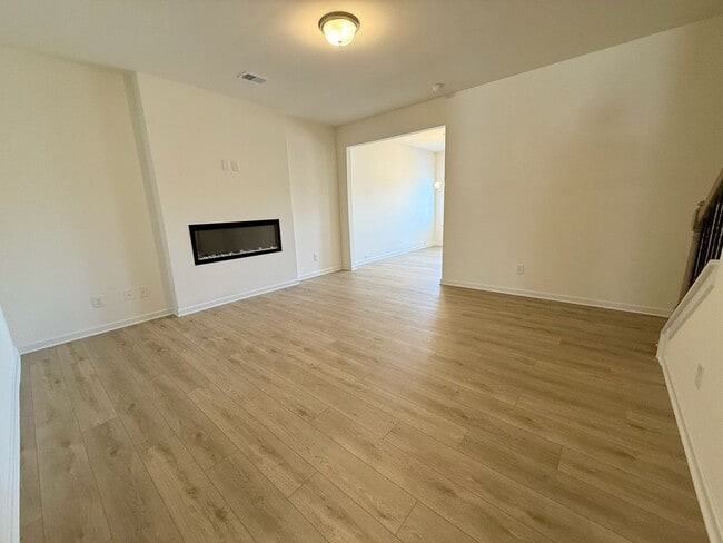 Building Photo - New no-fuss townhome close to everything