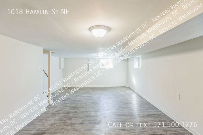 Building Photo - Newly renovated 3bd/1.5bth end unit TH Nes...