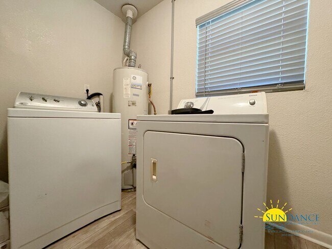 Building Photo - 3 Bedroom with Bonus living room!