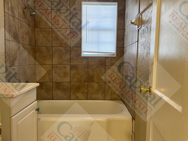 Building Photo - Cozy Cottage