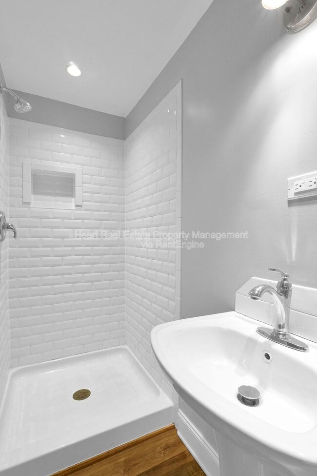 Building Photo - 973 Kelton Ave