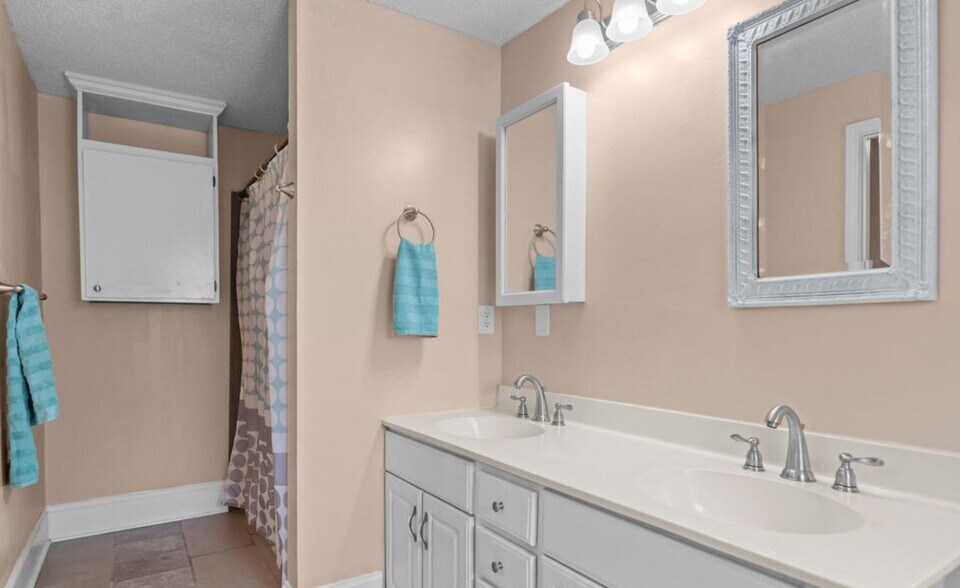 Building Photo - 1204 Castle St