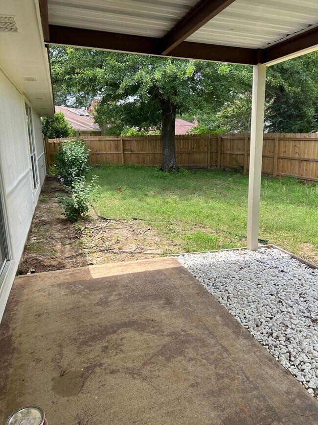 Building Photo - 3/2/2 Spring Hill ISD FENCED YARD