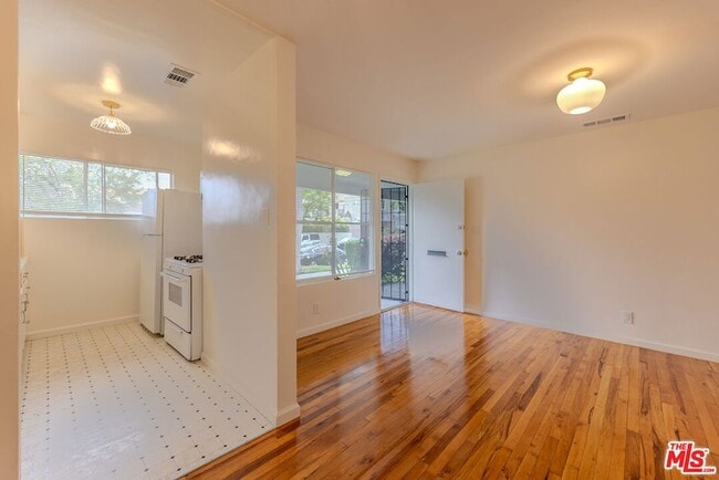 Building Photo - 302 N Maple St