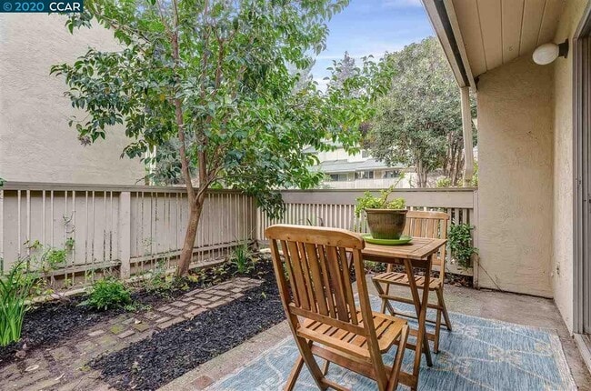 Building Photo - 2716 Oak Rd