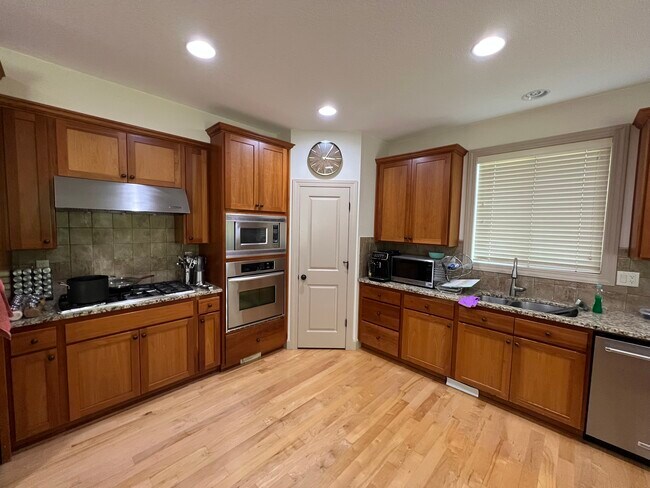 Building Photo - Spacious Single Family Home