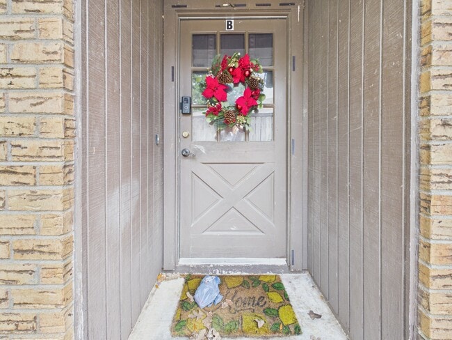 Building Photo - 2208 Young Pl