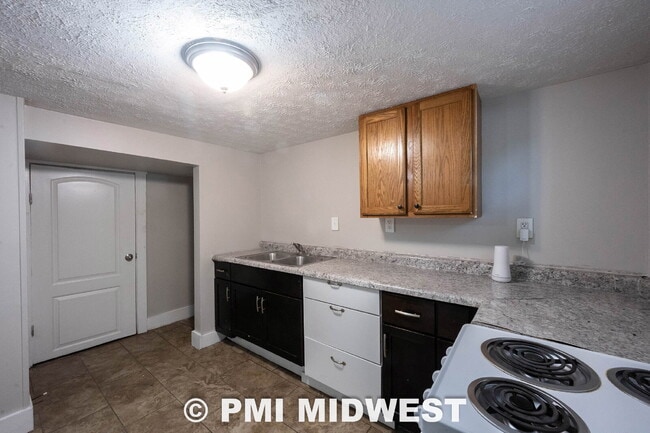 Building Photo - "Spacious 3-Bed, 2-Bath Gem in Indianapolis - Modern Comfort Awaits!"