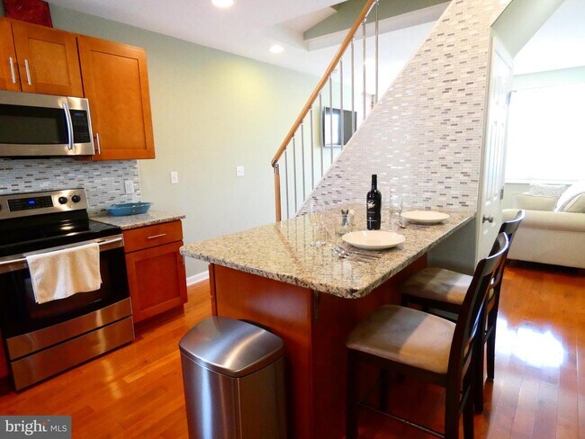 Building Photo - 2043 Martha St