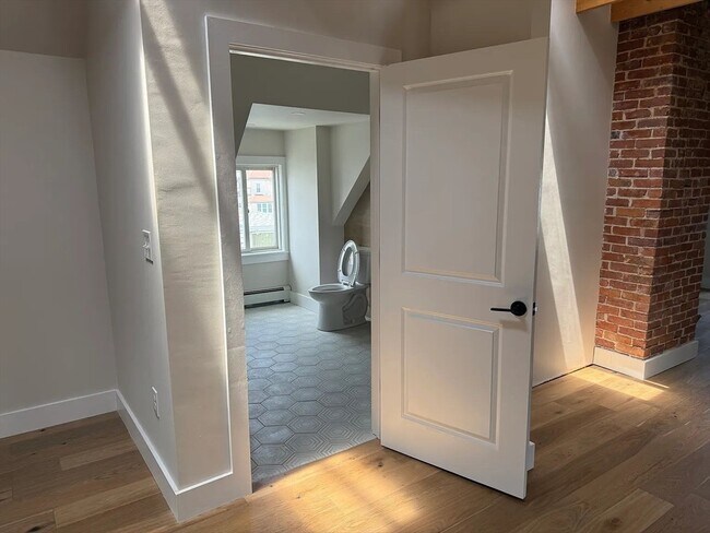 Building Photo - 41 Fernwood Ave