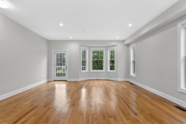 Building Photo - 14 1st St